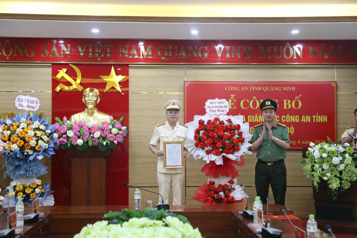 Thừa uỷ quyền Thượng tá Trần Quang Tuấn, Uỷ viên Ban Thường vụ Đảng uỷ Công an tỉnh, Trưởng phòng Tổ chức cán bộ trao quyết định điều động cho đồng chi Thượng tá Nguyễn Khánh Toàn