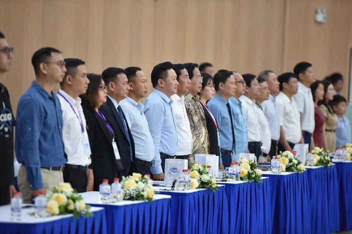 Các khách mời tham dự buổi lễ thực hiện chào cờ. 6dac0e34-da30-413e-a161-65820c1a51a9.jpg