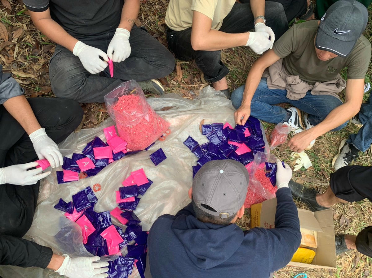 Trước đó (13/4), Ban Chuyên án phá thành công Chuyên án QT1122, bắt giữ đối tượng vận chuyển trái phép 200.000 viên ma túy.