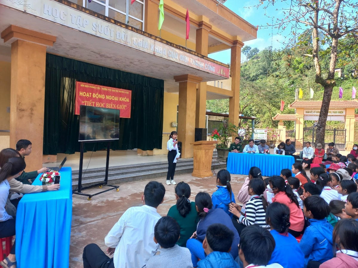 Em Hồ Thị Nứt “đứng lớp” Tiết học Biên giới.