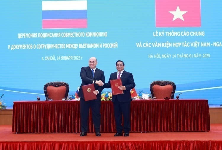 Hai Thủ tướng ký Thông cáo chung về kết quả chuyến thăm chính thức Việt Nam của Thủ tướng Liên bang Nga Mikhail Vladimirovich Mishustin (Hà Nội, 14/1/2025). (Ảnh: Dương Giang/TTXVN)