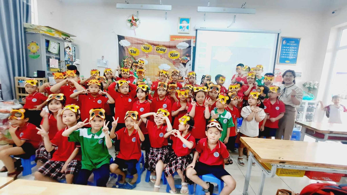 Vui hội Trăng rằm tại Trường Tiểu học Nguyễn Du (Nam Từ Liêm, Hà Nội).