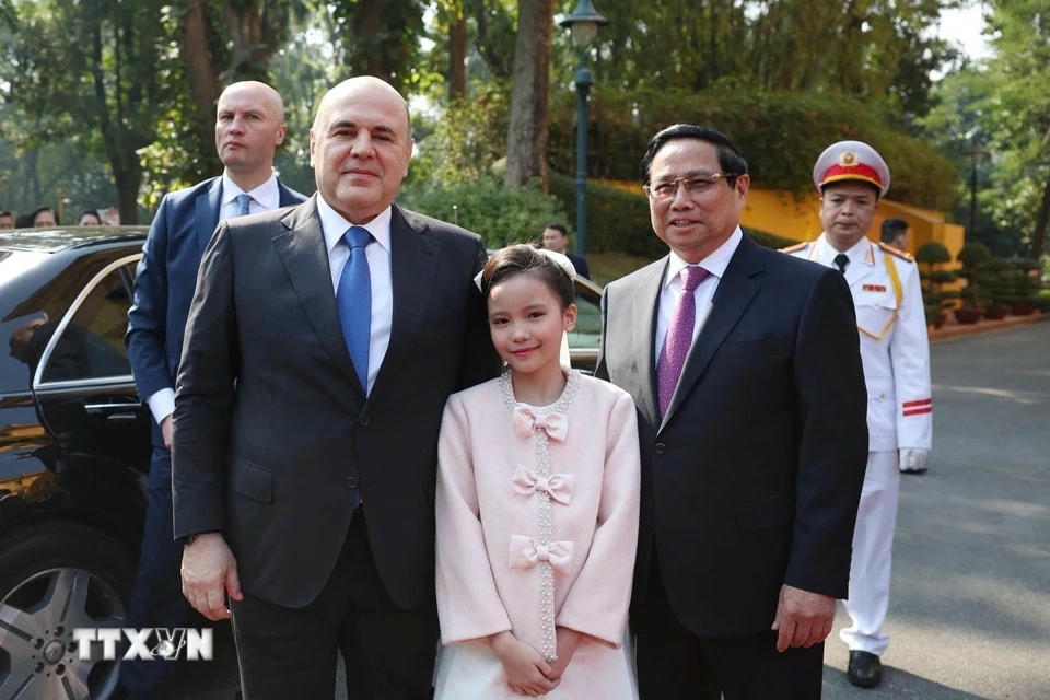 Thủ tướng Phạm Minh Chính đón Thủ tướng Liên bang Nga Mikhail Vladimirovich Mishustin. (Ảnh: Dương Giang/TTXVN)