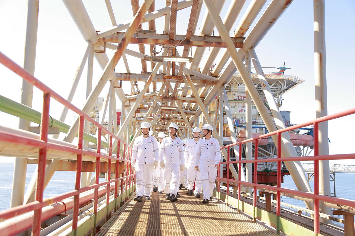 Ủy viên Bộ Chính trị, Trưởng Ban Kinh tế Trung ương Trần Tuấn Anh kiểm tra hoạt động trên giàn Công nghệ Trung tâm số 2, mỏ Bạch Hổ.