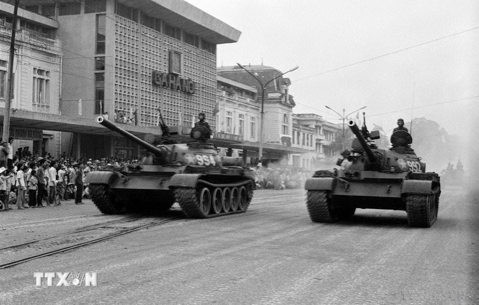 Binh chủng thiết giáp diễu hành trên đường Nam Bộ (nay là Lê Duẩn). (Ảnh: Cao Phong/TTXVN)