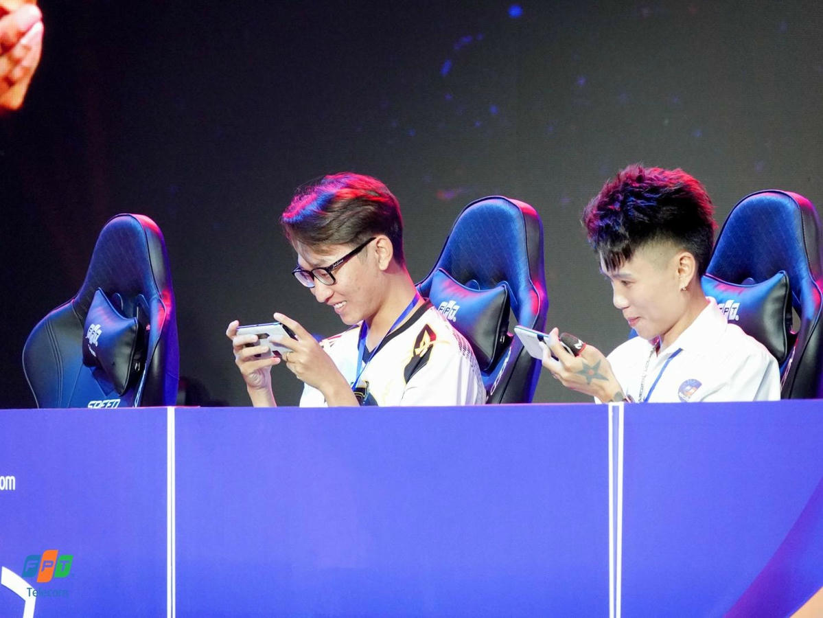 Streamer Đạt Villa và gamer Franky - Đội Thợ săn tại trận đấu game PUBG Mobile F-League.