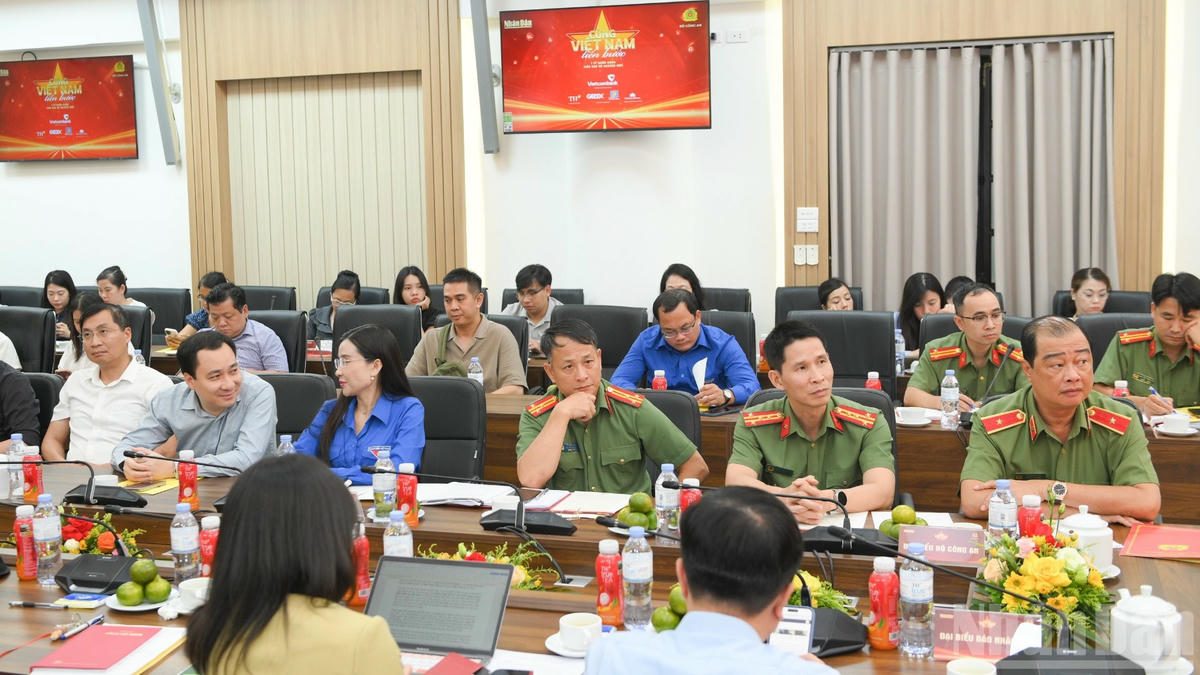 Các đại biểu tham dự buổi họp báo. (Ảnh: THẾ ĐẠI) ndo_br_dai-bieu-9648.jpg