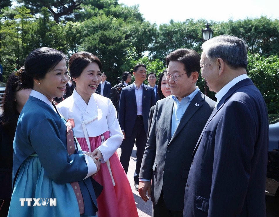 Tổng thống Hàn Quốc Lee Jae Myung và Phu nhân Kim Hye Kyung đón Tổng Bí thư Tô Lâm và Phu nhân Ngô Phương Ly đến dự tiệc trà và xem biểu diễn nghệ thuật truyền thống. (Ảnh: Thống Nhất/TTXVN)