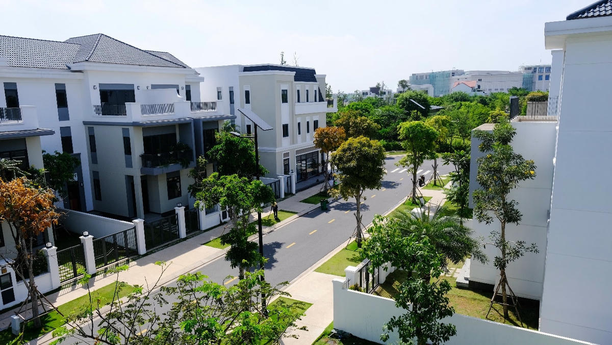 “Không gian xanh với sông bao quanh và cây cối xanh mát mang đến môi trường trong lành và bình yên cho cả gia đình. Nếu để đánh giá thì Thủy Anh chấm điểm không gian sống ở đây phải là 11/10”, Thủy Anh hào hứng chia chia sẻ.