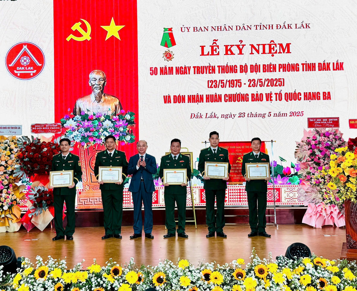 Tỉnh ủy Đắk Lắk tặng Bức trướng; Chủ tịch UBND tỉnh tặng Bằng khen cho 5 tập thể và 8 cá nhân. Ảnh: Thanh Nga.