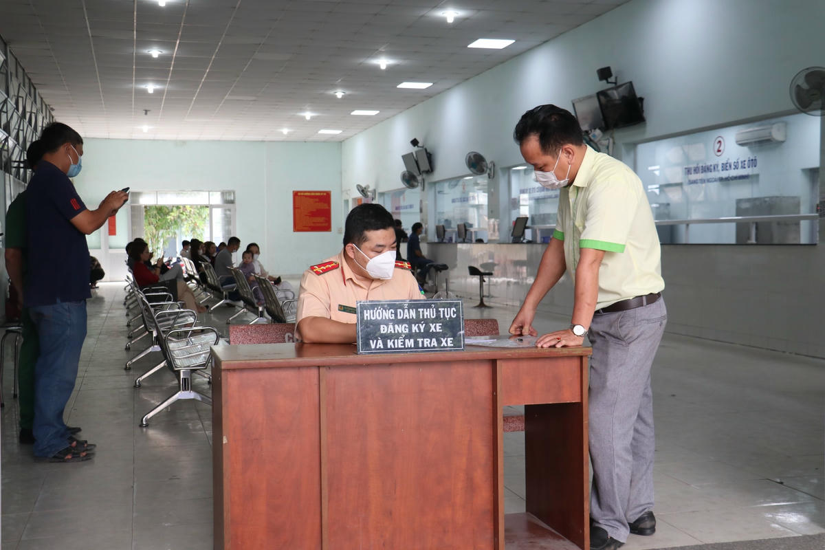 Người dân đến nhờ lực lượng công an hướng dẫn làm thủ tục.