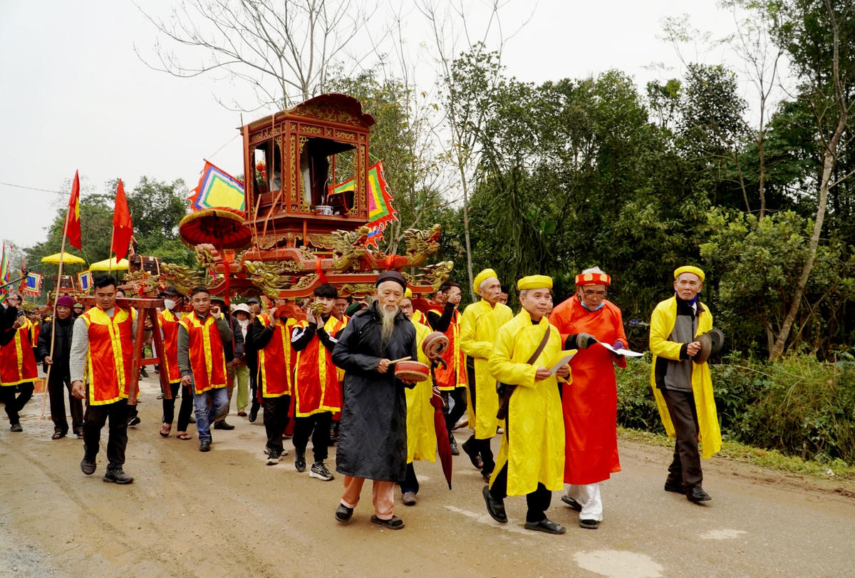 Sau đó tiếp tục tiến về nhà tân cố đạo là ông Phan Hùng Vỹ (ở thôn Phú Hồ, xã Phú Gia).