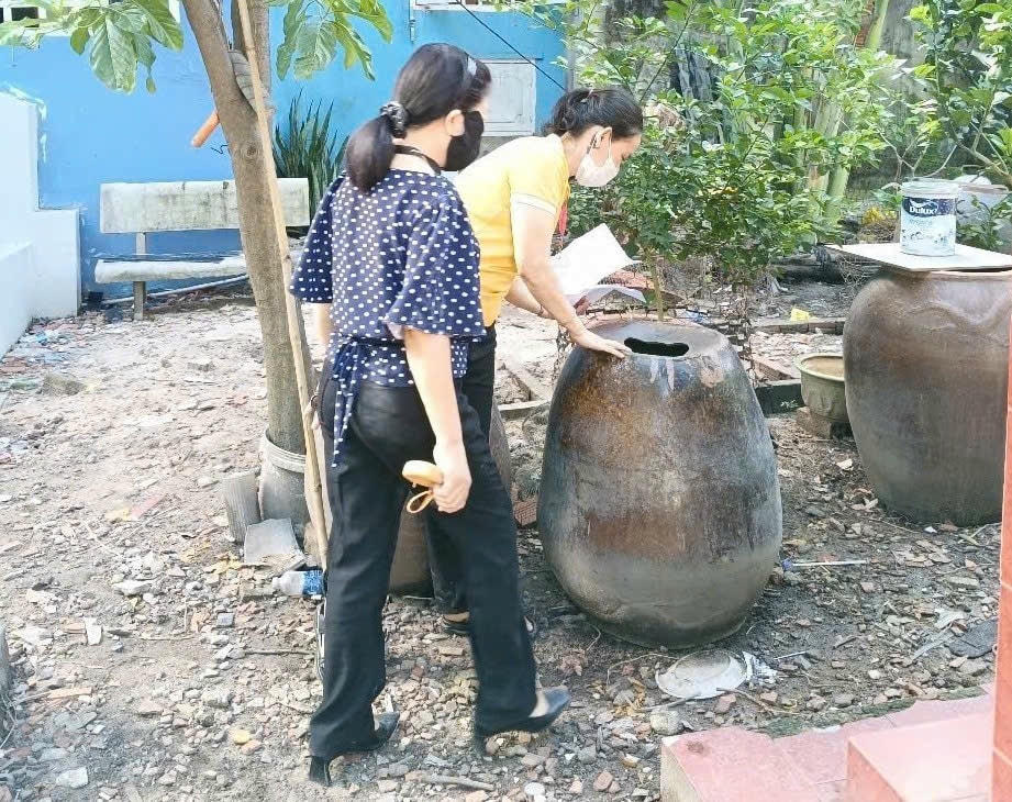 Giám sát điểm nguy cơ phát sinh lăng quăng tại một hộ gia đình. Ảnh: HCDC