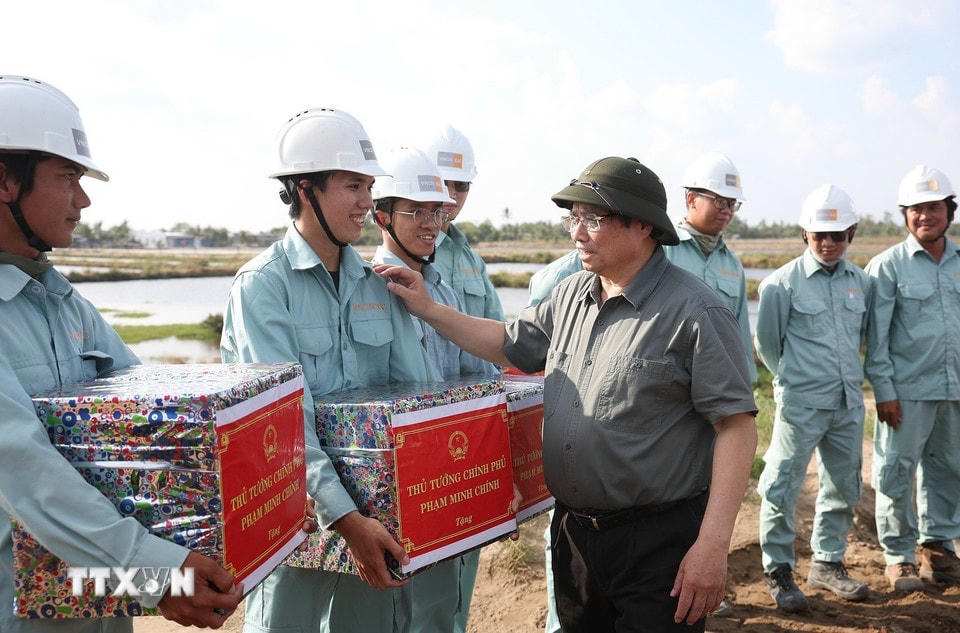 Thủ tướng Phạm Minh Chính thăm, động viên công nhân các đơn vị thi công dự án thành phần đoạn Hậu Giang-Cà Mau. (Ảnh: Dương Giang/TTXVN)