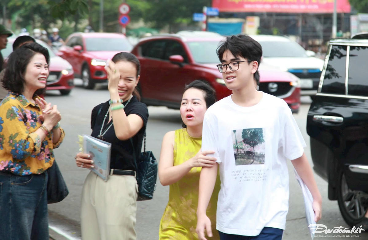 Thí sinh dự thi chuyên vào lớp 10 Hà Nội sáng 9/6. Ảnh: N.H.