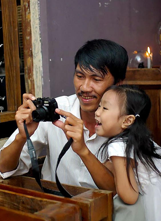 Nhà văn Nguyễn Ngọc Thuần và con gái.  