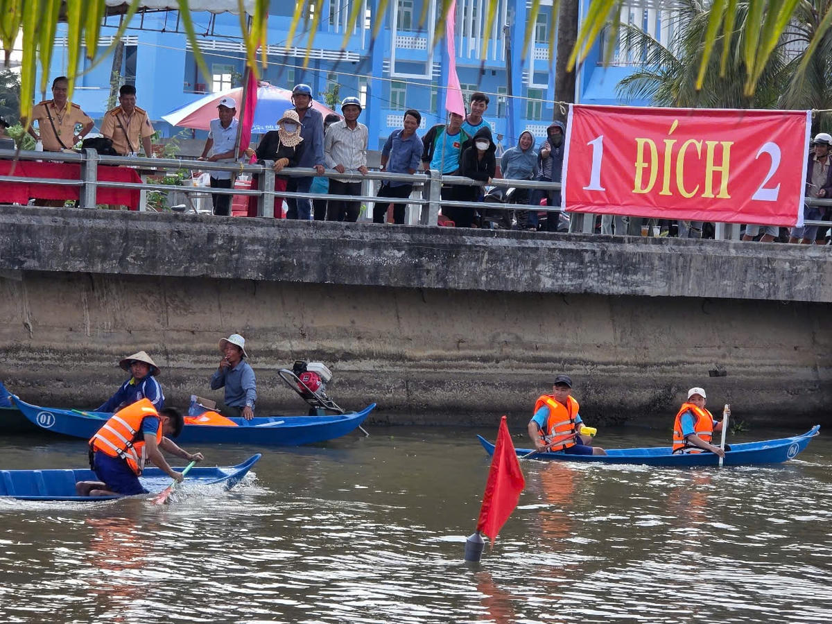 Theo điều lệ giải, mỗi đội có 4 người (có 2 dự phòng). Hình thức thi đấu là bơi Xuồng Ba lá bằng dầm, có 2 vận động viên/ xuồng (1 nam, 1 nữ) với cự ly 300m. Ảnh: Nguyên Du