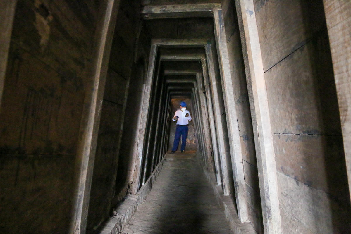 Địa đạo Vịnh Mốc là sự kết hợp hệ thống địa đạo Nhân dân thôn Vịnh Mốc, thôn Sơn Hạ và Địa đạo đồn Công an vũ trang 140 nối thông nhau thành hệ thống liên hoàn khép kín. Địa đạo được xây dựng từ năm 1965 và hoàn thành vào năm 1967 trên một quả đồi đất đỏ bazan giáp với biển và có diện tích khoảng 7ha.