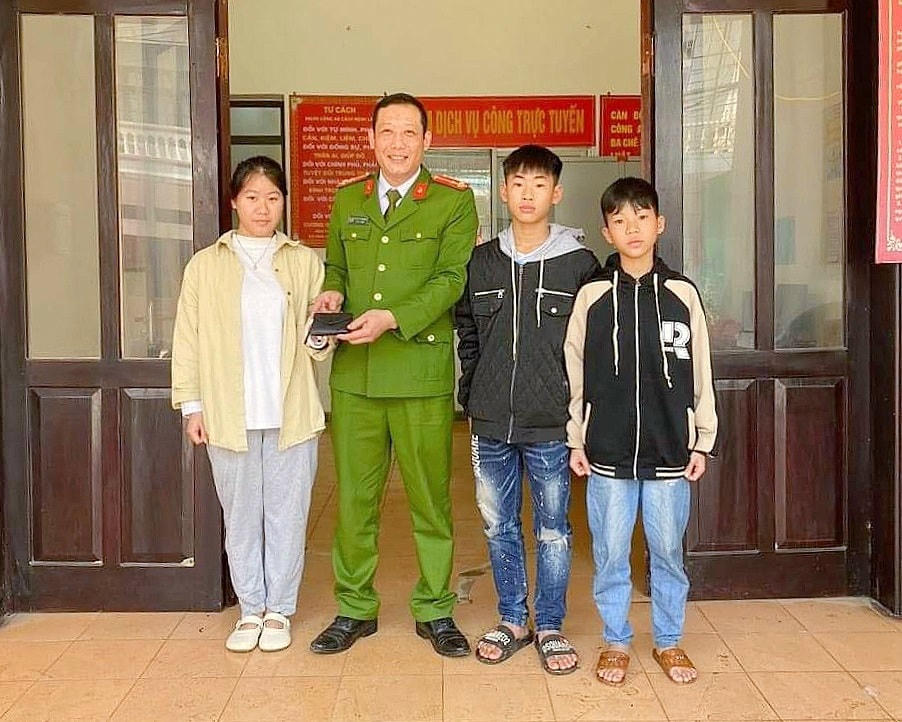 Đại diện Công an thị trấn Ba Chẽ cùng hai em học sinh trả lại tài sản cho người đánh mất