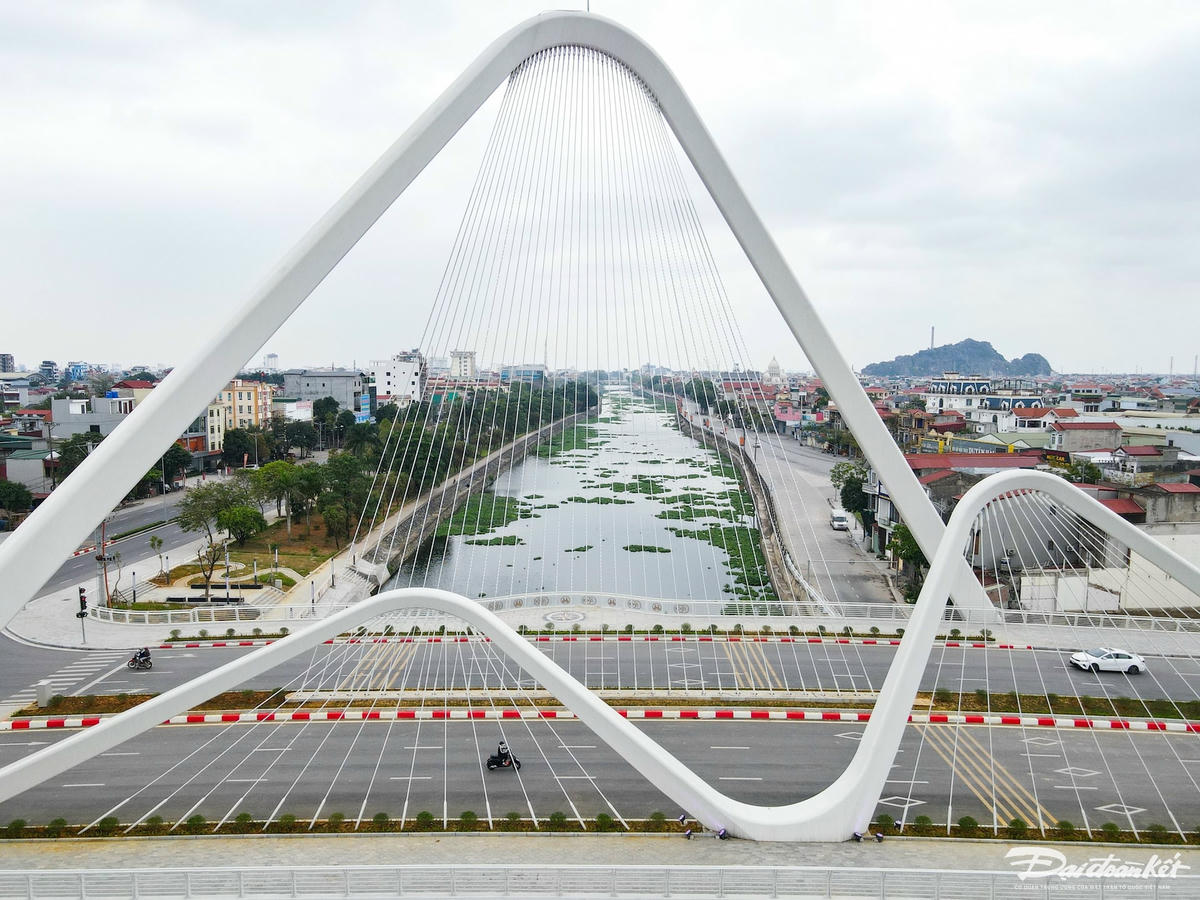 Theo quan sát của PV Báo Đại Đoàn kết, cây cầu được thiết kế với kiến trúc rất ấn tượng gồm 2 vòm chính là vòm Bông Lau và vòm Mã Yên. Ảnh: Đình Minh
