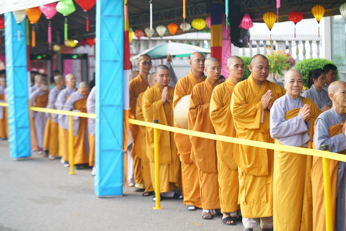 Dòng người nối dài vào khu vực nhà chờ. (Ảnh BTC).