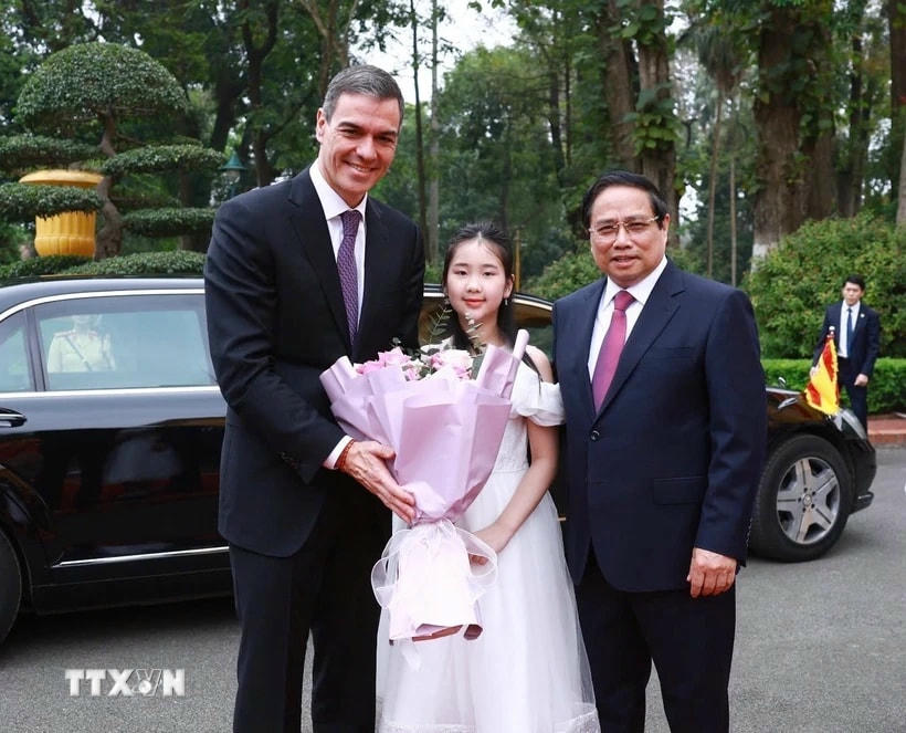 Thủ tướng Phạm Minh Chính đón Thủ tướng Tây Ban Nha Pedro Sánchez. (Ảnh: Dương Giang/TTXVN)