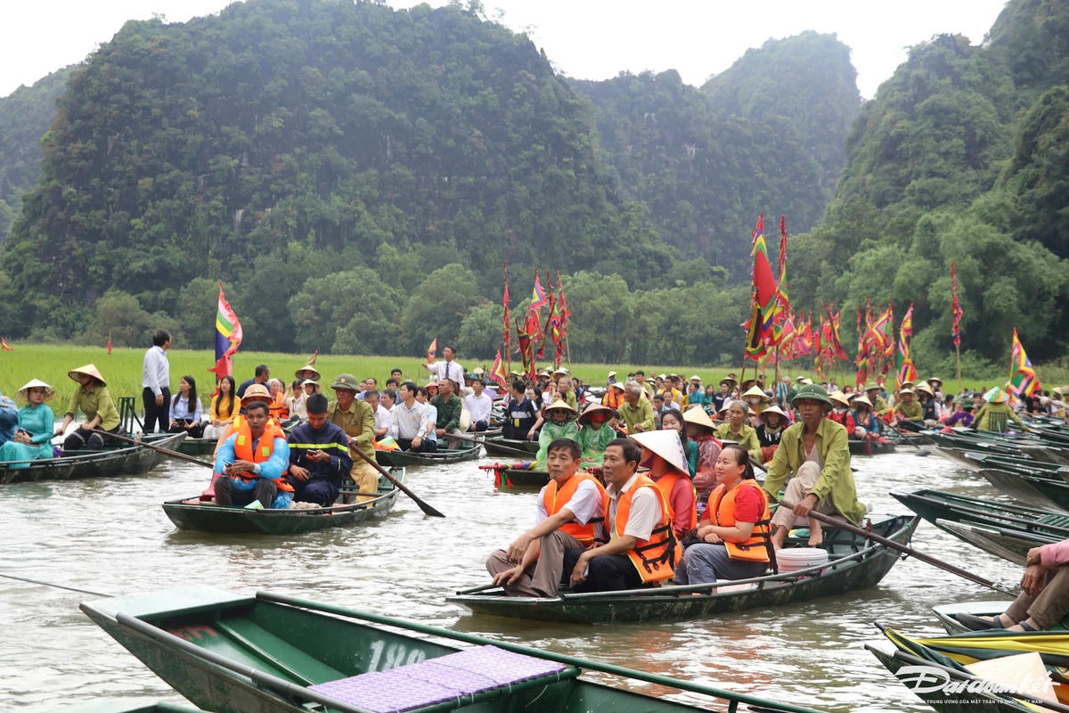 Bắt đầu hành trình từ bến thuyền Tam Cốc, du khách đi vào hang Ba, sau đó ngược dòng sông Ngô Đồng để về nơi khởi thủy nghề nông. Ảnh: Đình Minh