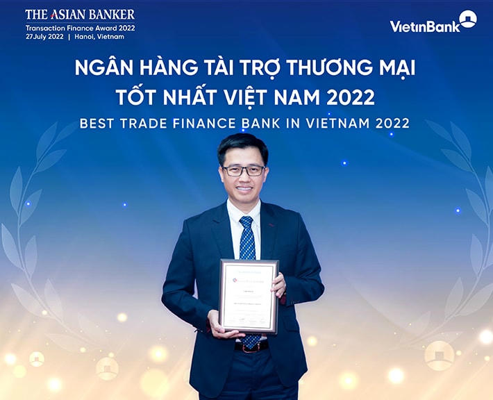 Ông Trần Hoài Nam - Phó Giám đốc Khối KHDN kiêm Giám đốc Trung tâm PTGPTCKH đại diện VietinBank nhận giải