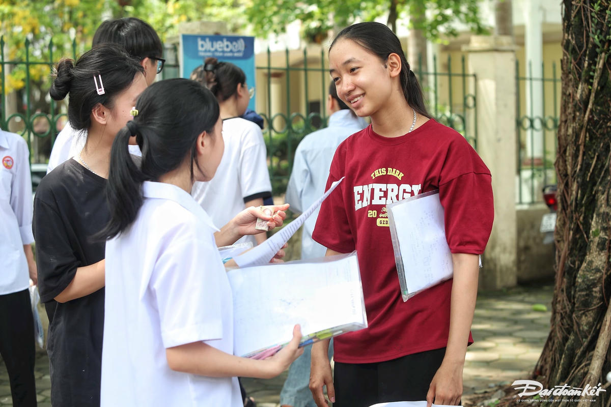 Thí sinh trao đổi về đề thi môn Toán tại điểm thi Trường THPT Chương Mỹ A.