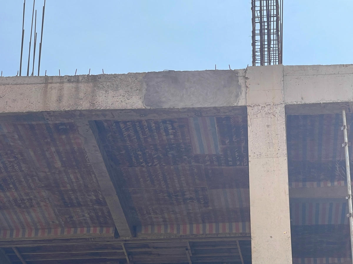 Dầm ngang tầng 2 cũng có dấu vết của việc trát xi măng. Ảnh: Ngô Hùng