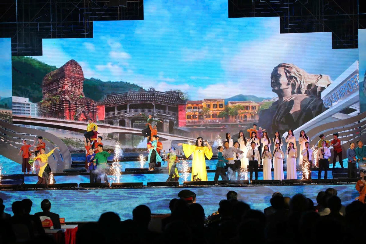 ca si Anh Tuyet bieu dien 3