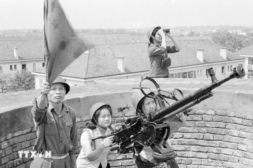 Tự vệ nhà máy dệt kim Đông Xuân ra sức rèn luyện kỹ thuật chiến đấu, góp phần cùng quân dân Thủ đô bắn rơi 5 máy bay Mỹ trong ngày 16/4/1972. (Ảnh: Trần Phác/TTXVN)