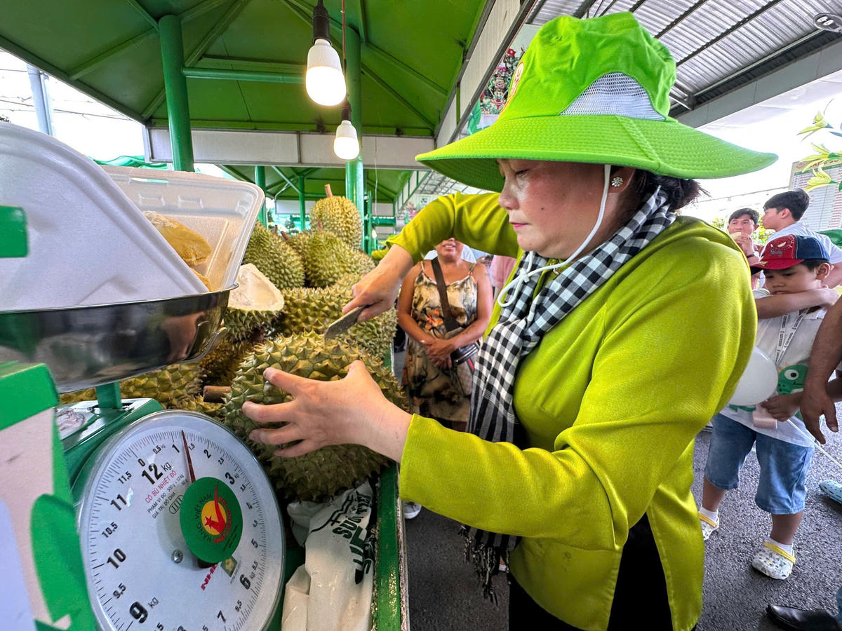 Sầu riêng chỉ có giá 60.000 đồng/kg. Ảnh: T.H