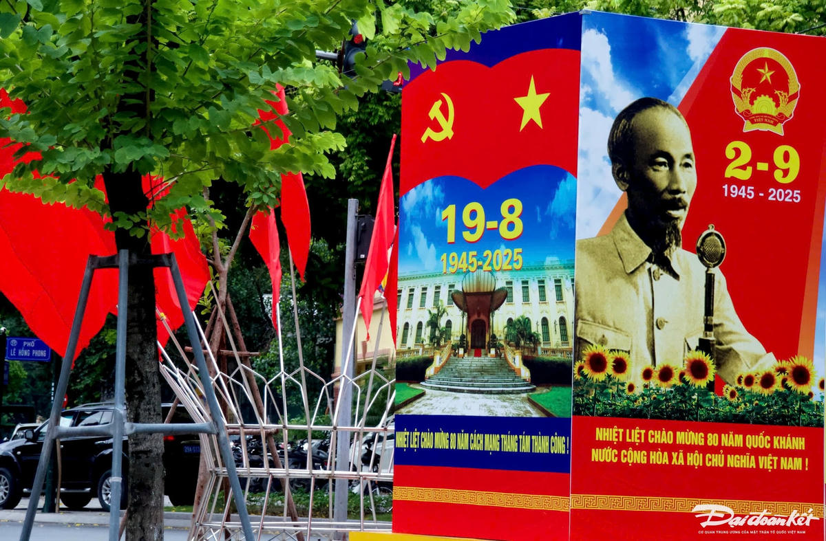 Tại các nút giao thông trọng điểm, những cụm pano cỡ lớn với thiết kế 2, 3, 4 mặt được bố trí nổi bật, tạo điểm nhấn. Ảnh: Phạm Sỹ.