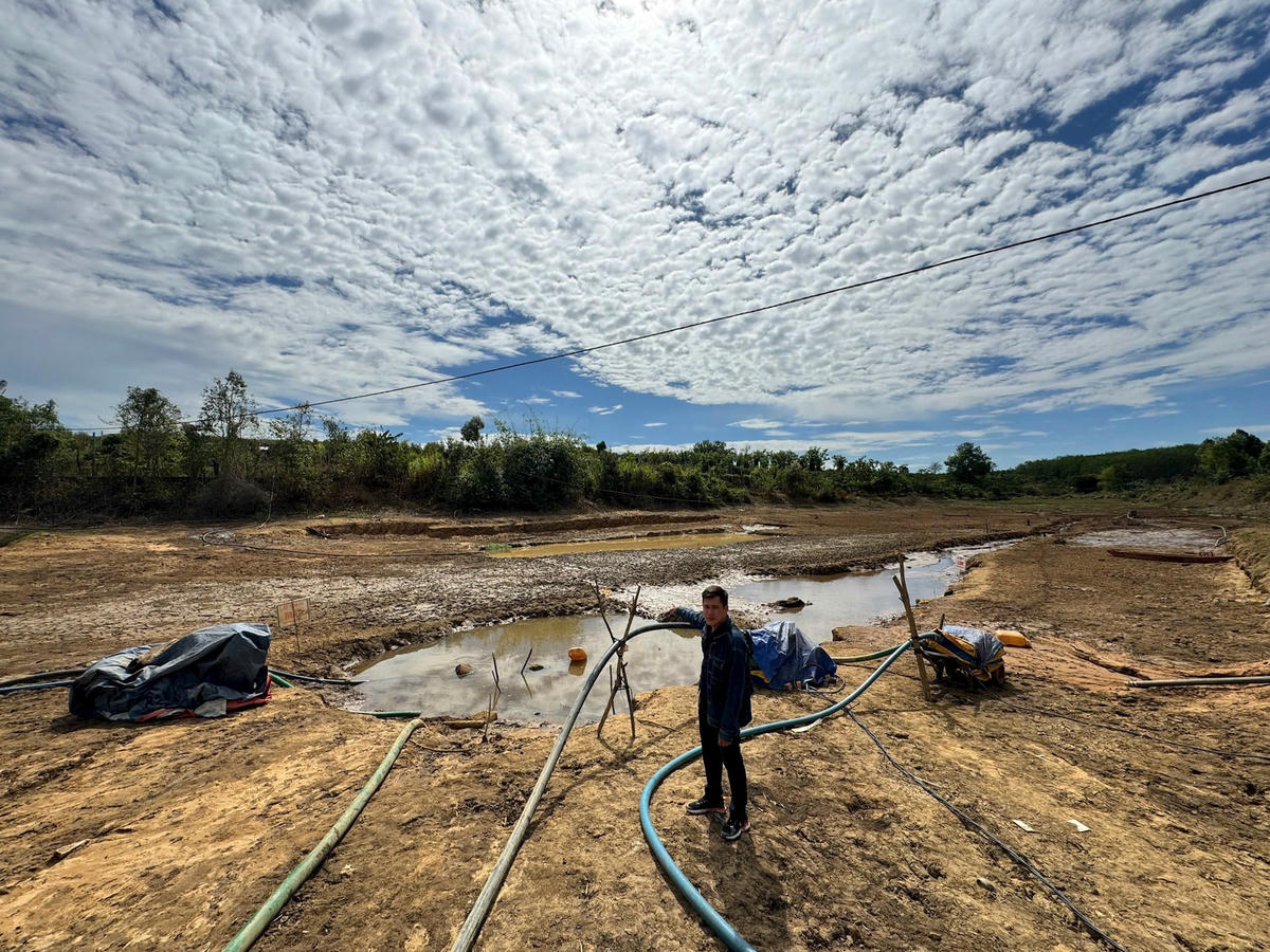Phóng viên Báo Dân Việt ghi nhận thực tế tại hồ thủy lợi Tà Kang, cạn trơ đáy, chỉ còn vài vũng nước nhỏ với nhiều máy bơm nước vây quanh.