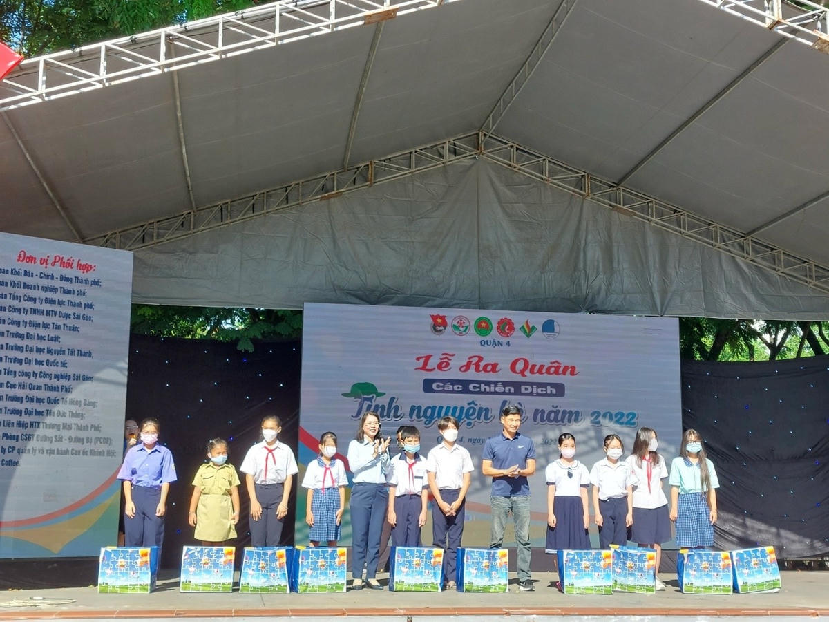 Ban tổ chức trao quà cho các em thiếu nhi có hoàn cảnh khó khăn.