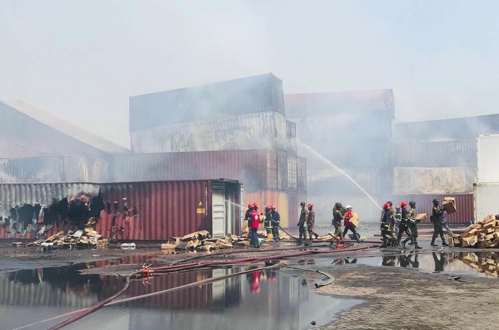 Lực lượng cứu hộ cố gắng trục vớt những phần còn lại khi khói tiếp tục bốc ra từ các container tại Kho container nội địa BM. Ảnh: AP.