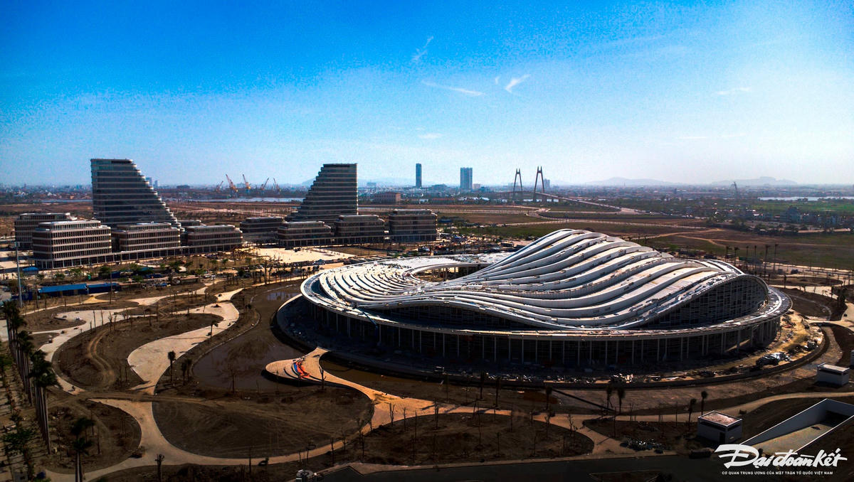 Kế bên, Trung tâm Hội nghị - Biểu diễn TP Hải Phòng với tổng mức đầu tư hơn 2.300 tỷ đồng, cũng đang trong quá trình hoàn thiện. Công trình có 1.500 chỗ, quy mô 3 tầng và 1 tầng hầm, tổng diện tích sàn khoảng gần 50.000m2. Công trình được thiết kế hình khối tròn và mềm mại như hình tượng sóng biển và những dòng sông. Kiến trúc của công trình độc đáo và mang nét đặc trưng riêng của vùng đất cửa biển Hải Phòng. Ảnh: Hồng Phong.