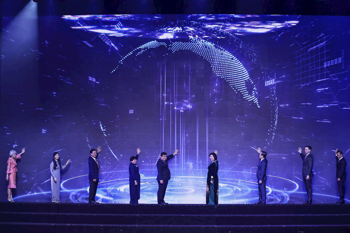 Bím nút khởi động chợ sản phẩm trực tuyến vùng đồng bào Dân tộc thiểu số và miền núi