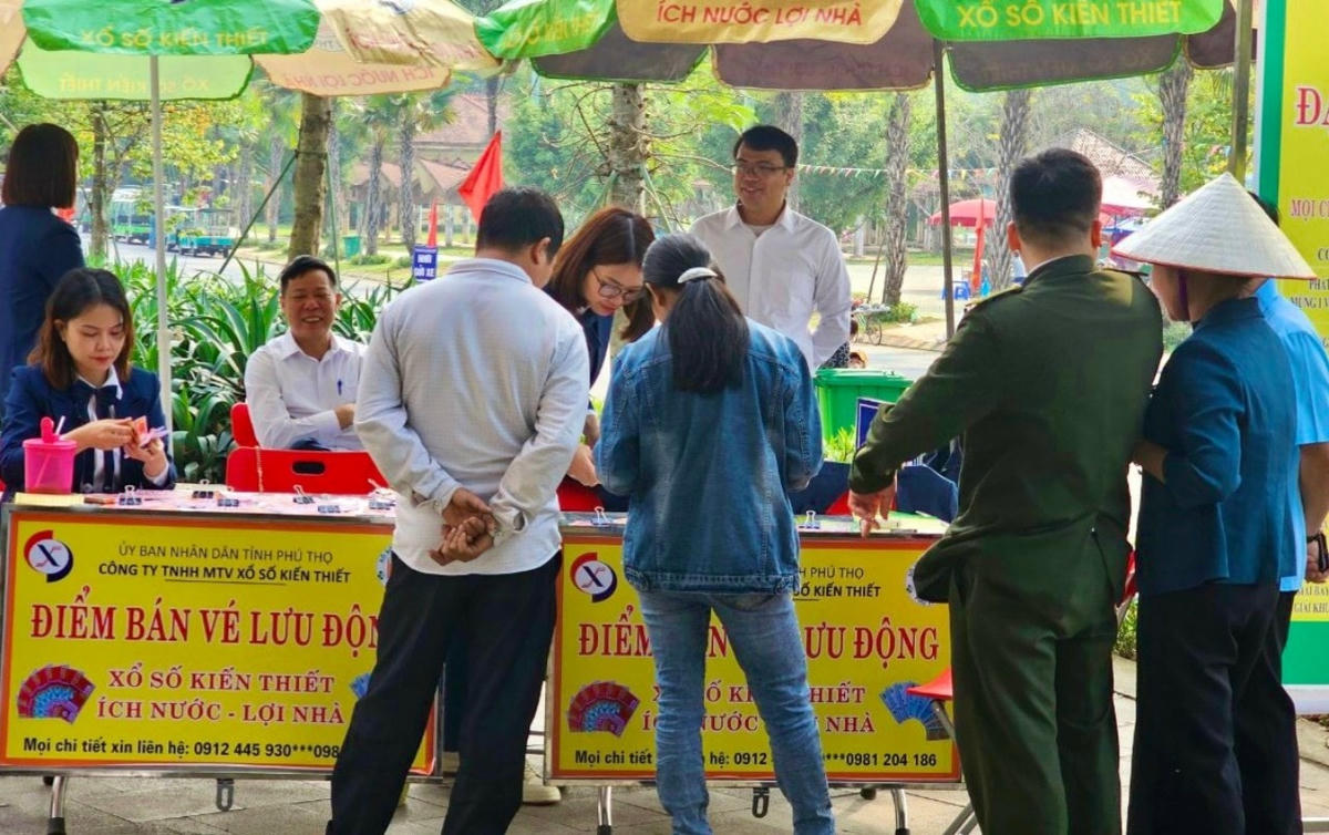 Có nhiều người mua vé xổ số trong ngày đầu tiên. Ảnh Công ty xổ số Phú Thọ