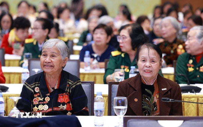 Các đại biểu nữ Anh hùng lực lượng vũ trang nhân dân, nữ Anh hùng lao động tham dự buổi gặp. (Ảnh: Dương Giang/TTXVN) ttxvn-thu-tuong-8.jpg