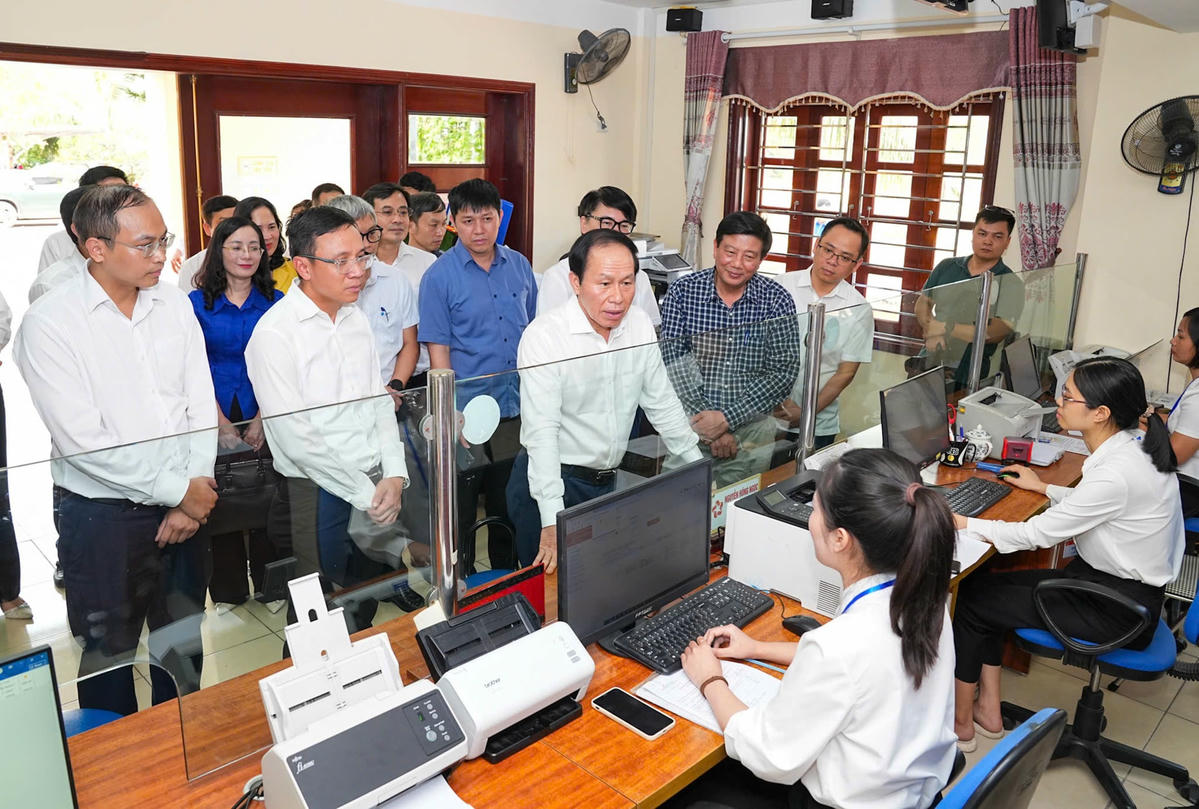 Bí thư Thành ủy Hải Phòng Lê Tiến Châu kiểm tra hoạt động tại Trung tâm Phục vụ hành chính công phường Ái Quốc. Ảnh: Đàm Thanh.