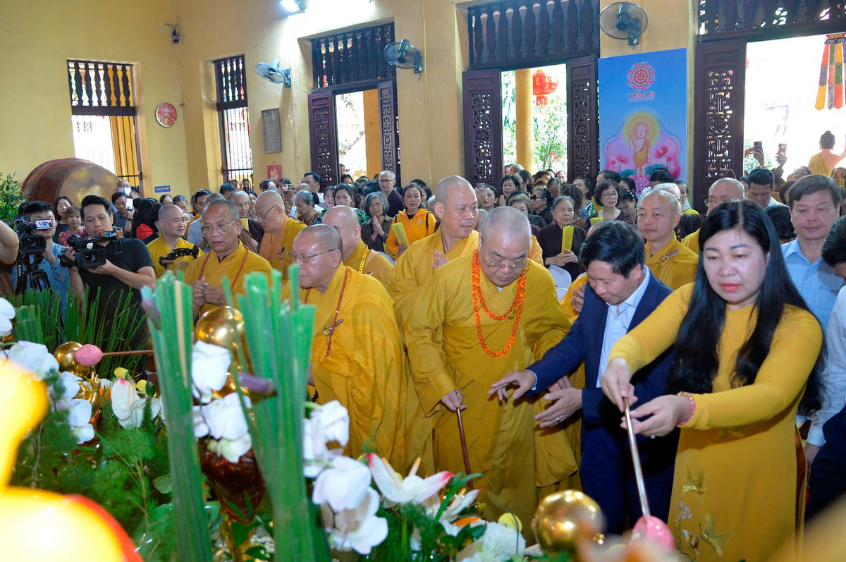 Các đại biểu thực hiện nghi thức tắm Phật. Ảnh: Phạm Cường