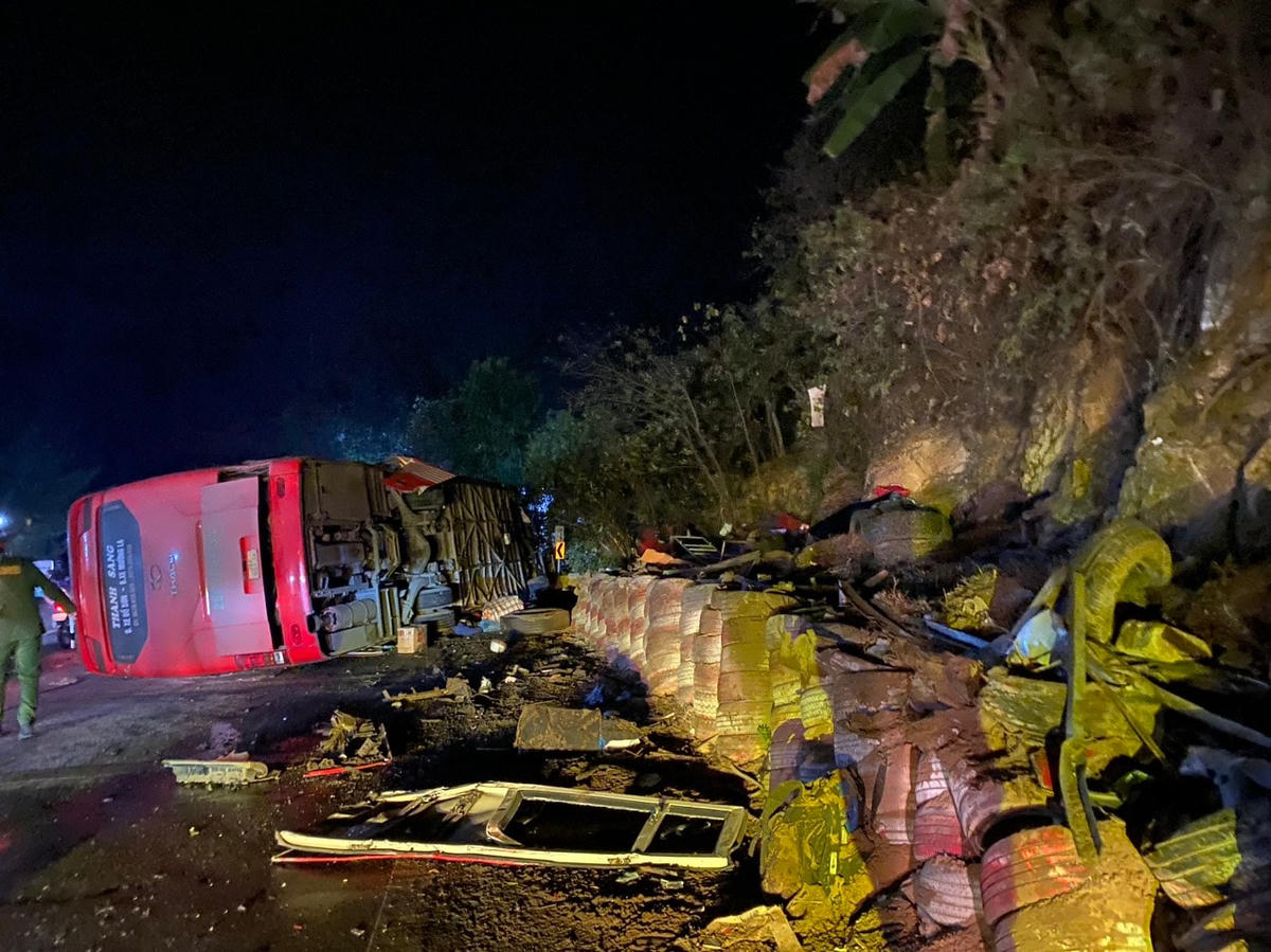 Hiện trường vụ tai nạn khiến 3 người tử vong, 1 người bị thương trên Quốc lộ 6 trong đêm cận Tết. Ảnh: Người dân cung cấp.
