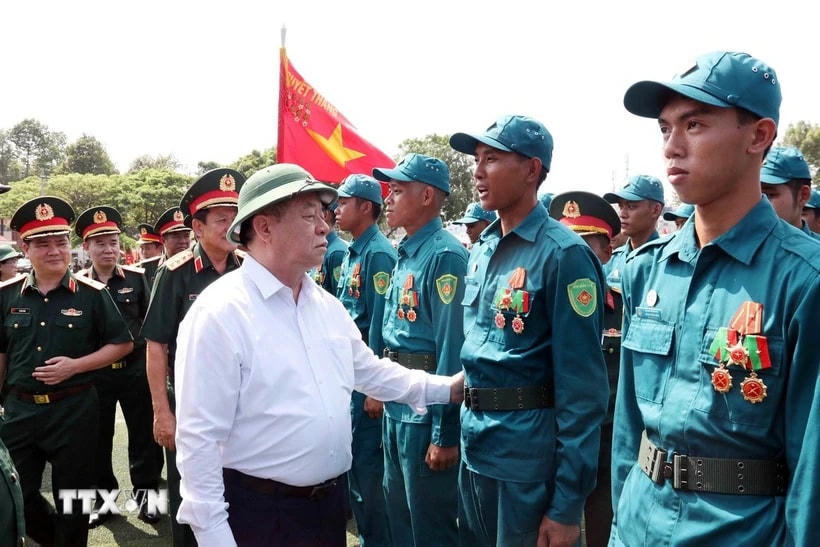 Ông Nguyễn Trọng Nghĩa động viên khối nam Dân quân tự vệ tham gia lễ diễu binh, diễu hành và phục vụ lễ diễu binh, diễu hành. (Ảnh: Xuân Khu/TTXVN)