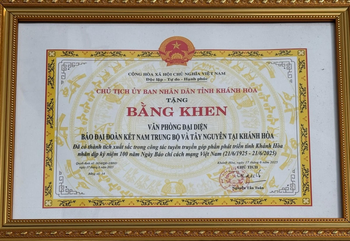 Văn phòng đại diện Báo Đại Đoàn kết Nam Trung bộ - Tây Nguyên tại Khánh Hoà nhận bằng khen trong công tác tuyên truyền góp phần phát triển tỉnh Khánh Hoà. (1)