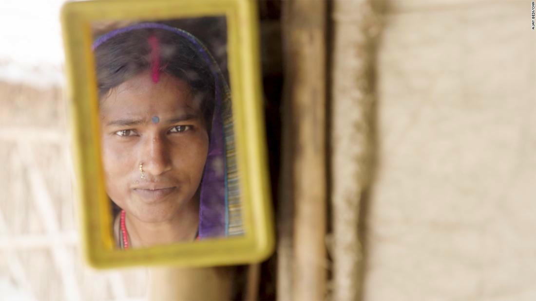 Mamta Kumari đã tìm thấy niềm an ủi thông qua dịch vụ đường dây nóng, nơi cho phép cô tiếp cận liệu pháp với cố vấn địa phương Swetanjali Jha. Ảnh: CNN.