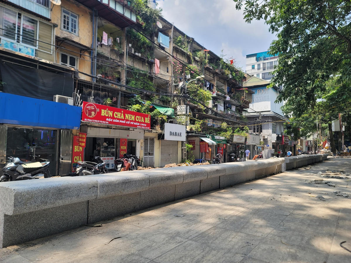 Ghế đá được thiết kế nằm sát bồn cây để phục vụ người dân, đồng thời ngăn hàng quán chiếm dụng vỉa hè làm nơi kinh doanh, để xe máy