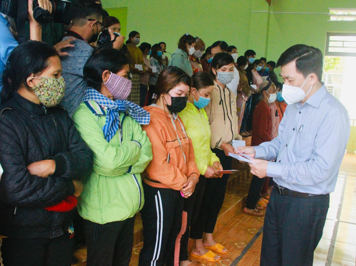 Thứ trưởng, Phó chủ nhiệm UBDT Nông Quốc Tuấn trao quà cho đồng bào DTTS, gia đình chính sách nghèo.