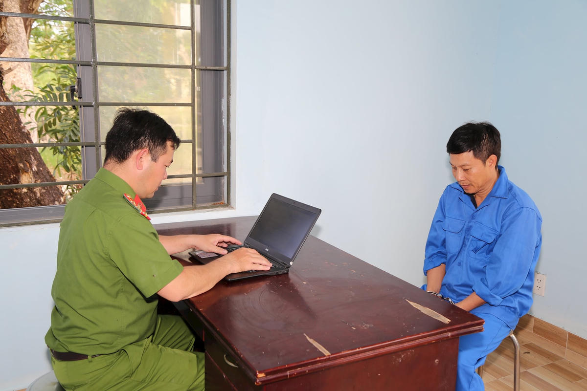 Đối tượng Nguyễn Tấn Phát tại cơ quan Công an (1) (1)